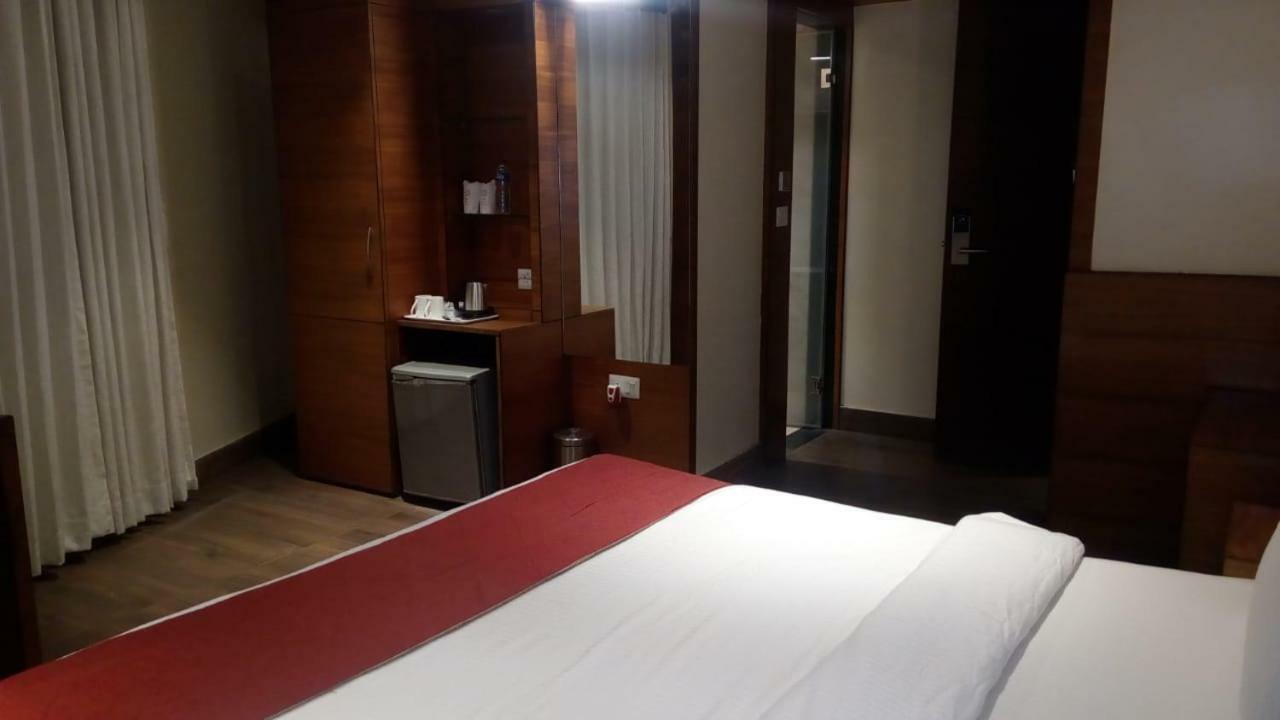 Kings Crown Salt Lake Калькутта Экстерьер фото